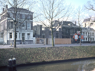 807024 Gezicht op de huizen Catharijnesingel 53 (rechts) -56 te Utrecht, met in het midden het huis Catharijnesingel ...